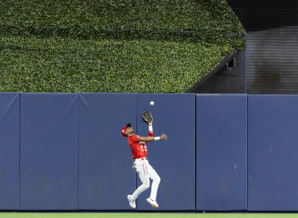 El jardinero de México Randy Romero captura una pelota en el cuarto inning del partido de la Serie del Caribe ante Venezuela, celebrado el 5 de febrero de 2024 en Miami.