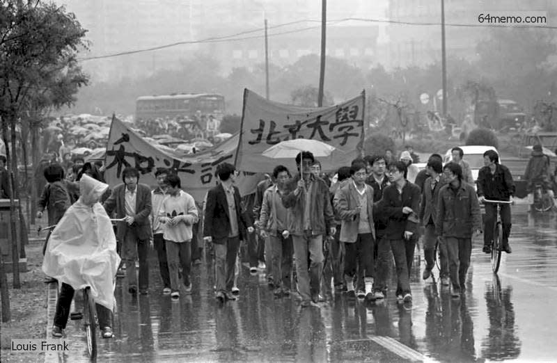 1989.4.20「北大學生自治會籌委會」組織的第一次遊行，抗議昨夜軍警在新華門的暴行。「北大籌委會」在昨天剛剛成立。(圖:六四檔案)