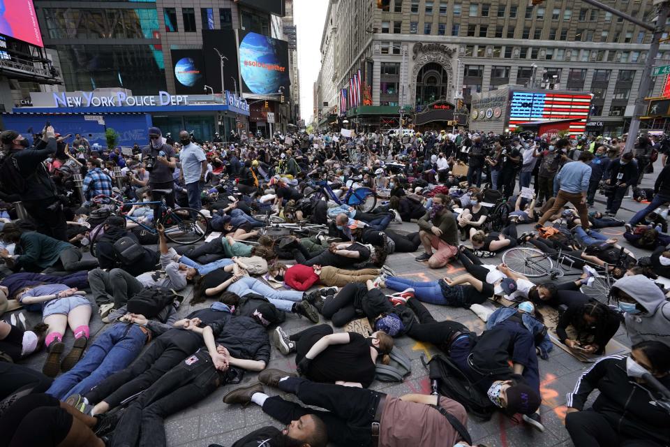 Cientos de personas se tumban en el suelo con las manos en la espalda pidiendo justicia para George Floyd en Times Square, Nueva York, este 1 de junio. (Foto: Timothy A. Clary / AFP / Getty Images).