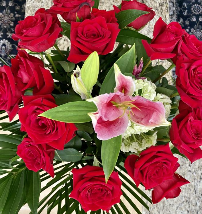 Red roses and Stargazer lilies are traditional flowers to use while decorating for Kentucky Derby weekend.