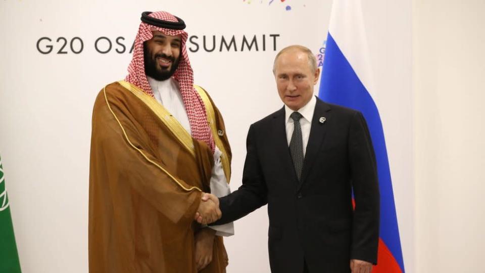 El pr&#xed;ncipe heredero de Arabia Saudita, Mohamed bin Salman, y Vladimir Putin.