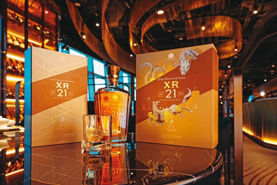 Johnnie Walker XR21年蘇格蘭威士忌，全新瓶身設計靈感來自簡約時尚的水晶醒酒器，易於握取與倒酒，象徵珍寶的琥珀質感瓶蓋刻劃數字21，摩登大氣。