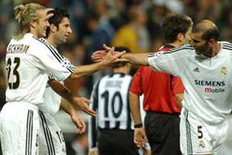 Figo, Zidane y Beckham festejan el tanto de Raúl; el Madrid continúa imbatible en la Champions 