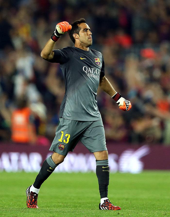 El portero chileno del FC Barcelona, Claudio Bravo, celebra el primer gol ante el Eibar durante el partido de la octava jornada de Liga en Primera División que disputan esta noche en el Camp Nou, en Barcelona. EFE/Toni Albir