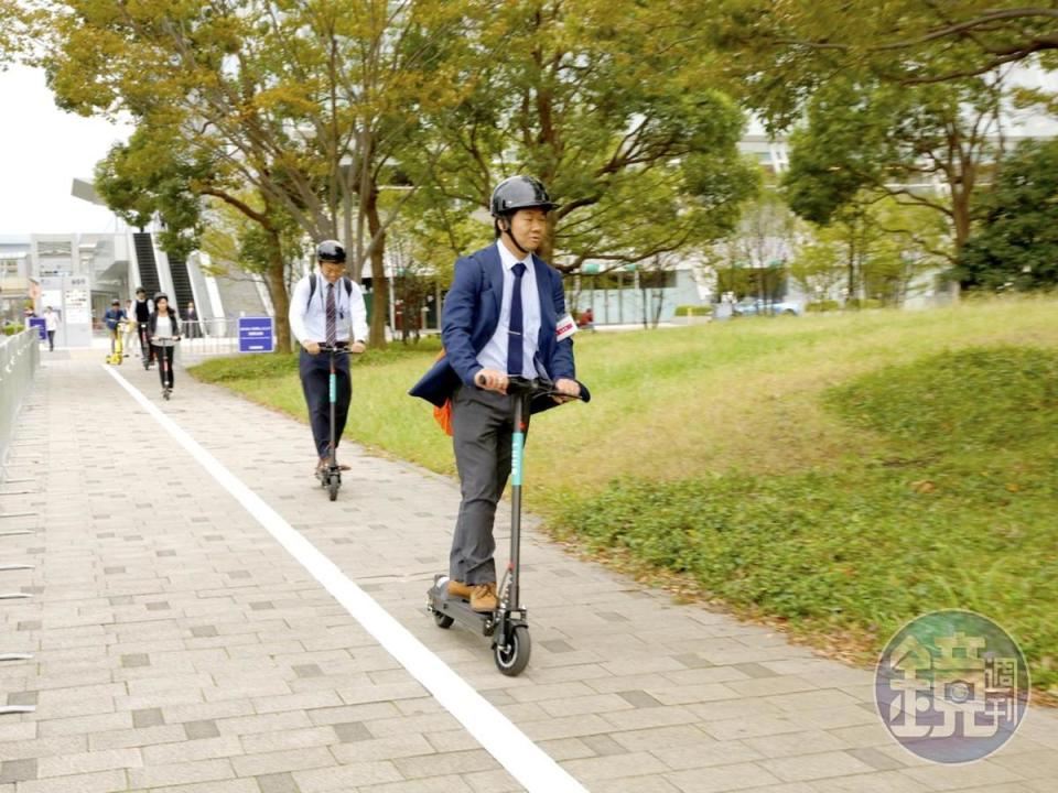 許多媒體也搶先體驗電動滑板車的便利性，以東京的環境來說確實挺適合此類移動工具。