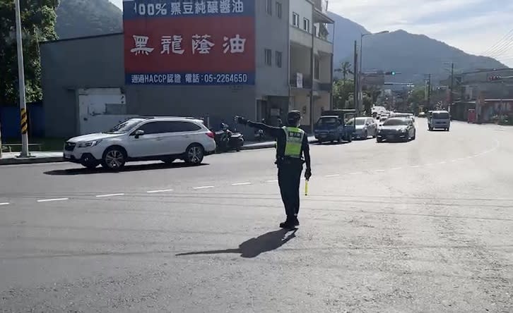 連假第二天迎國5北返車潮　宜警守護行車安全