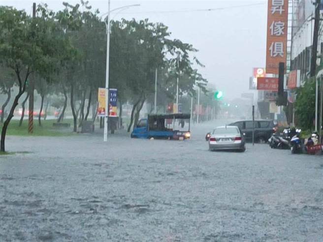 嘉義市4日暴雨，市區道路處處積淹水，有車子受困拋錨。（民眾提供／廖素慧嘉市傳真）