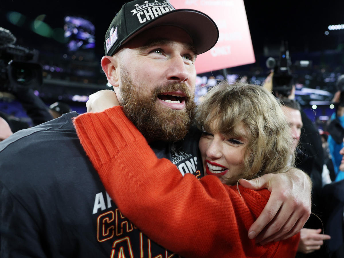 Taylor Swift & Travis Kelce's Vacation Interactions Were Reportedly Giving  Off Major Love Vibes
