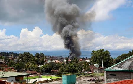 Smoke from burning houses is pictured in Marawi City due to fighting between government soldiers and the Maute militant group, in southern Philippines May 27, 2017. REUTERS/Erik De Castro