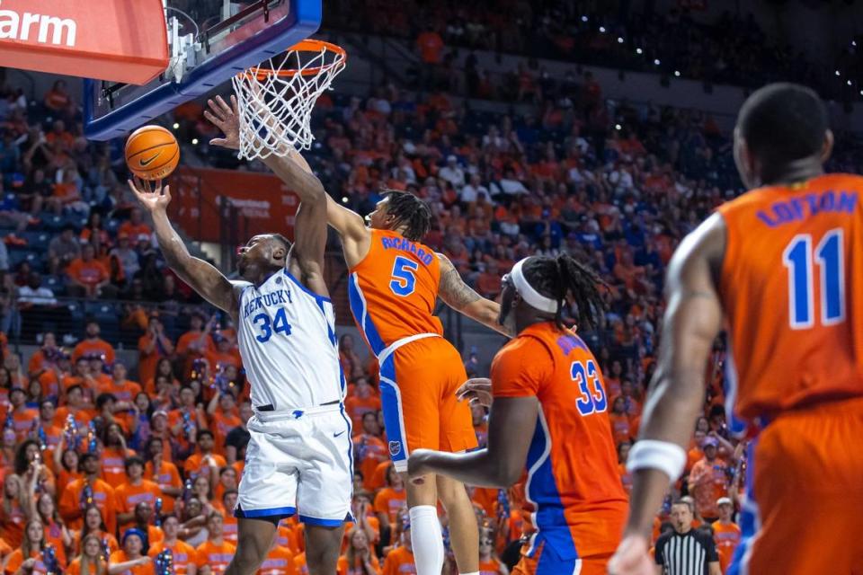 Oscar Tshiebwe (34) hit all but one of his 13 shots and had 25 points to lead UK to an 82-74 win at Florida on Feb. 22, 2023.