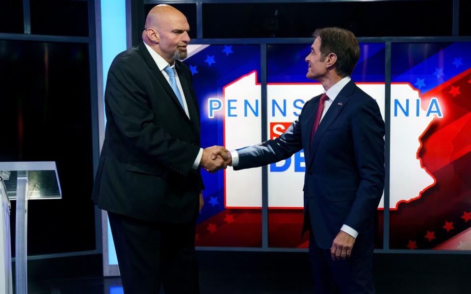 Der Demokrat John Fetterman (L) und der republikanische Senatskandidat von Pennsylvania, Dr. Mehmet Oz (R), während einer Debatte in Harrisburg – Greg Nash/HANDOUT/EPA-EFE/Shutterstock