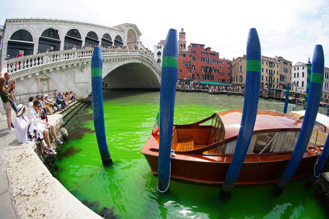 Cette photo du Grand Canal de Venise prise ce 28 mai 2023 montre une eau vert fluo 