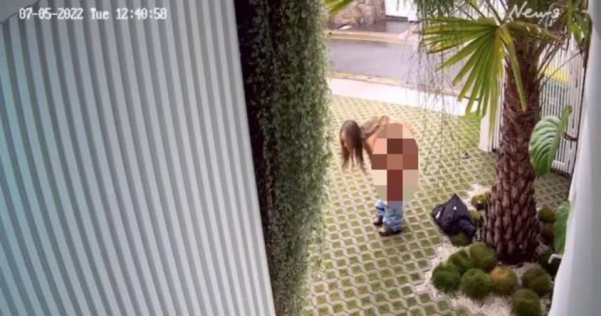 澳洲一名性感網紅，被監視器拍到跑到豪宅前拍美照。（圖／翻攝自推特）