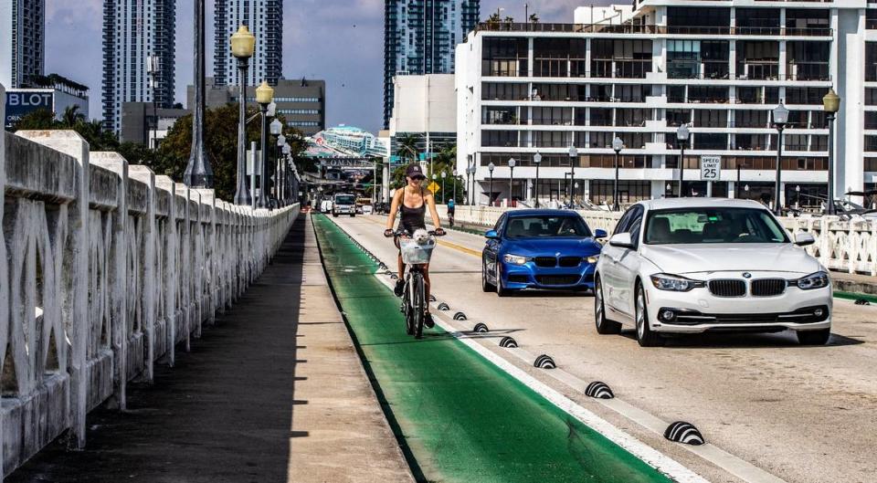 El Venetian Causeway es un hermoso lugar para caminar, andar en bicicleta o correr. Pedro Portal/pportal@miamiherald.com