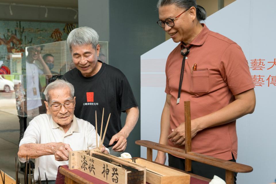 開場儀式中邀請年屆103歲的漆藝人間國寶王清霜藝師(左1)及家傳第二代王賢民藝師(中)，現場示範表演漆藝之美。圖：工藝中心提供