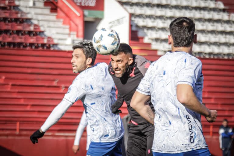 Wanchope Abila cabecea en un amistoso de preparación de Huracán en la antesala de la reanudación de la Liga Profesional 2024