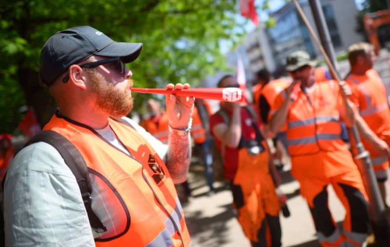Construction workers take part in a strike at a pipeline construction site in the Hanover region. According to the union, strikes in the construction industry, which employs 930,000 people, will take place across Germany from Tuesday. Julian Stratenschulte/dpa