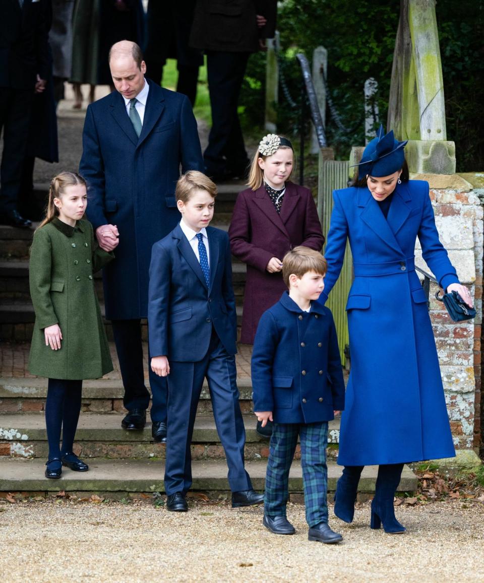 威廉王子一家五口大多穿藍色，只有夏洛特公主穿綠色。（翻攝X@isaguor）
