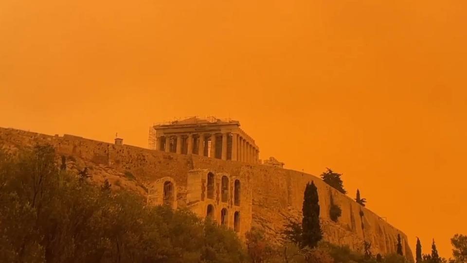 雅典遭來自撒哈拉沙漠的沙塵暴侵襲，橘色空氣遮蔽衛城等地標。（翻攝自X @BGatesIsaPyscho）