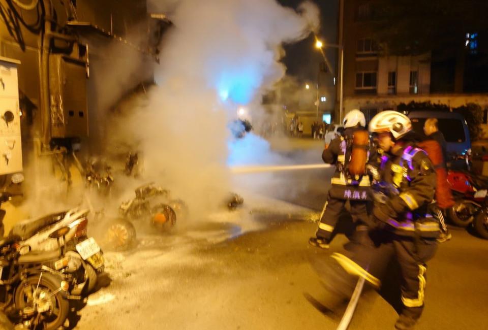 大甲區慈德路一處移工宿舍前天深夜發生大火，消防隊員獲報緊急派員前往滅火，火勢造成五人嗆傷、一人雙腳燒燙傷。（記者陳金龍翻攝）