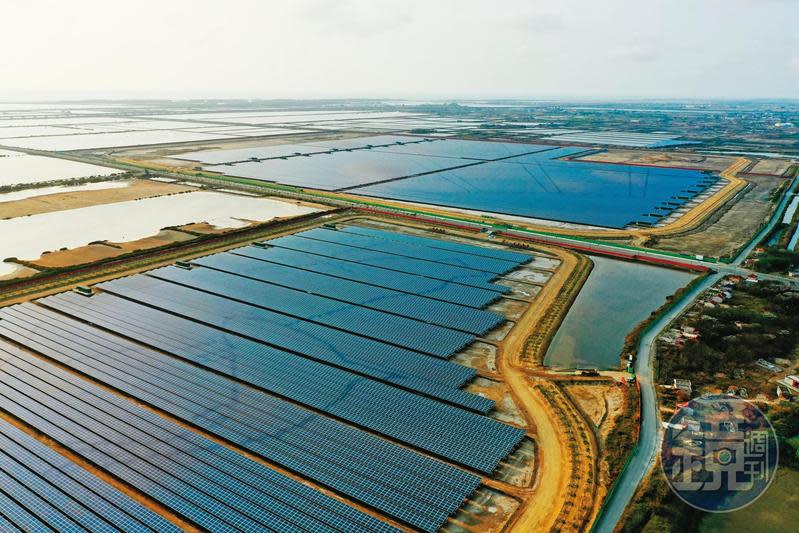 台南市七股區是全台最大光電產業區，不少魚塭轉型成為太陽能電場，因影響部分漁民生計引起抗爭。