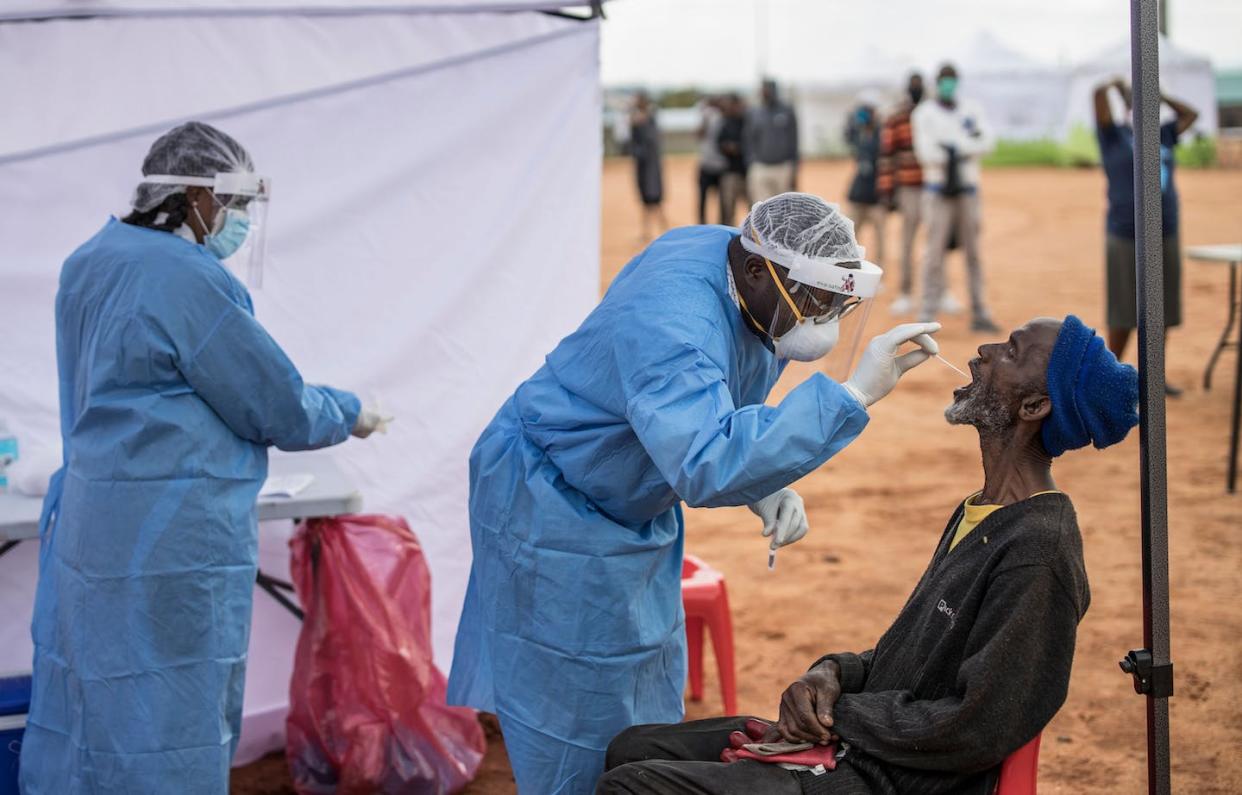 Las enfermedades infecciosas como la covid-19 encabezan la lista de preocupaciones sanitarias. <a href="https://www.gettyimages.com/detail/news-photo/an-elderly-man-a-resident-of-the-sprawling-township-of-news-photo/1211082728" rel="nofollow noopener" target="_blank" data-ylk="slk:Marco Longari / AFP via Getty Images;elm:context_link;itc:0;sec:content-canvas" class="link ">Marco Longari / AFP via Getty Images</a>