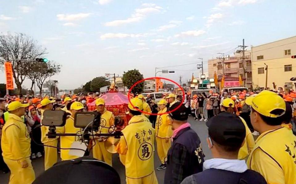 白沙屯媽祖進香隊伍走到清彩雲天宮時聽到救護車鳴笛，媽祖鑾轎特別停下等救護車經過才繼續前進。（記者陳金龍攝）