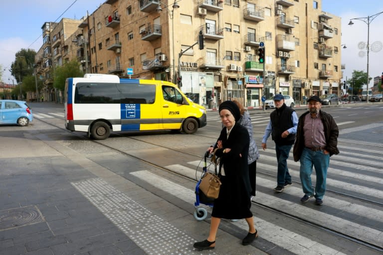 Personas cruzando la calle en Jerusalén el 14 de abril de 2024 (Menahem Kahana)