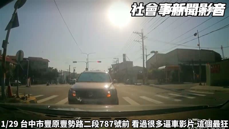 休旅車闖紅燈迴轉逆向擋車。（圖／翻攝社會事新聞影音）