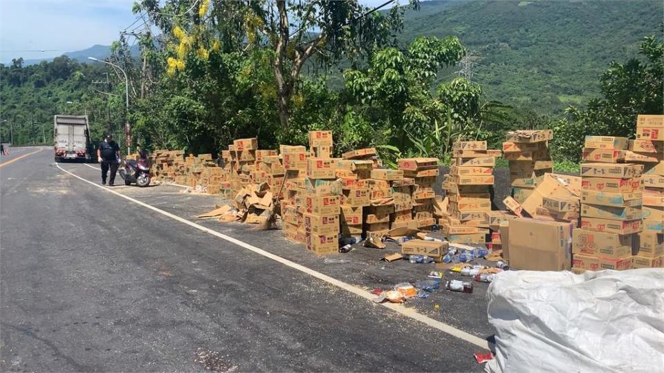 疑門沒關好！曳引車過彎不慎　500箱貨物灑滿台9線