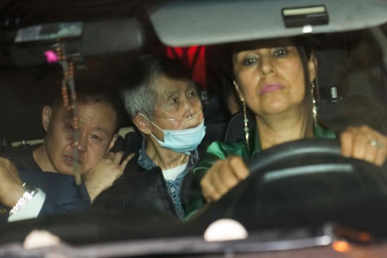 ARCHIVO - El expresidente de Perú, Alberto Fujimori, en el centro, es excarcelado en un vehículo junto a sus abogados y su hijo Kenji, a la izquierda, en Callao, el 6 de diciembre de 2023. (AP Foto/Martín Mejía, Archivo)