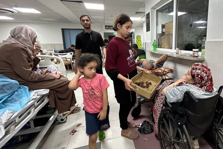 Pacientes y refugiados en el hospital Al-Shifa, anoche, antes de que se agotaran las provisiones de combustible para alimentar los generadores (Photo by Ismail Zanoun / AFP)