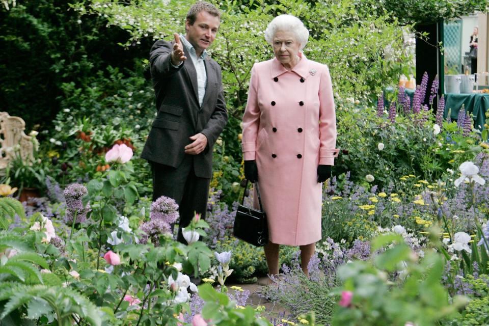 <p>Queen Elizabeth II admires one of the gardens designed by famed garden designer <a href="https://www.housebeautiful.com/uk/garden/designs/a32388247/chris-beardshaw-designing-garden-advice/" rel="nofollow noopener" target="_blank" data-ylk="slk:Chris Beardshaw;elm:context_link;itc:0;sec:content-canvas" class="link ">Chris Beardshaw</a> at RHS Chelsea in 2007.</p>