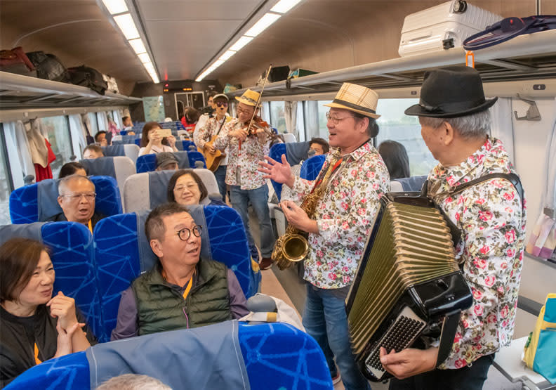 費玉清專屬樂團隨車獻唱。官宏康提供