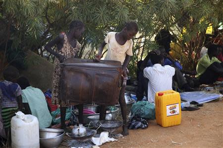 Internally displaced children carry a bag inside a United Nations Missions in Sudan (UNMIS) compound in Juba December 19, 2013. REUTERS/Goran Tomasevic