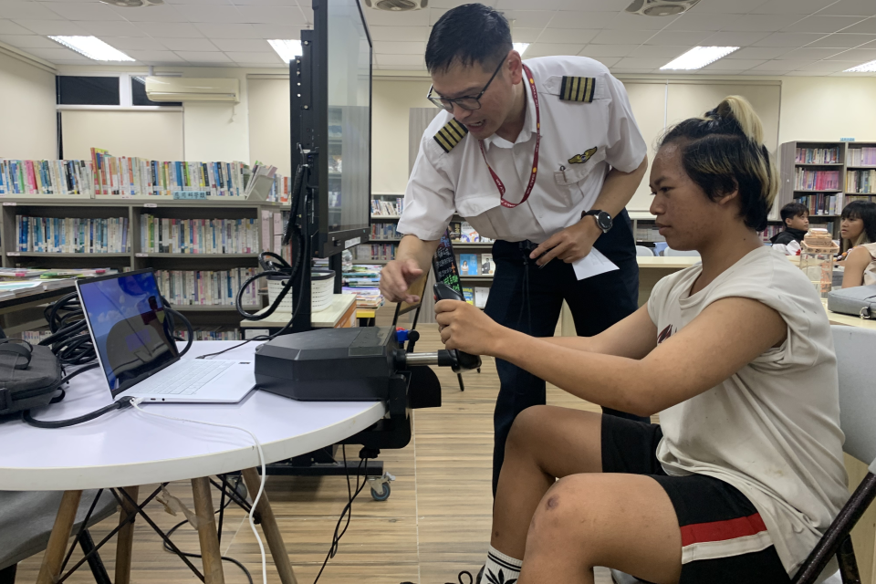 德安航空機師林宏吉指導學生操作飛航模擬機