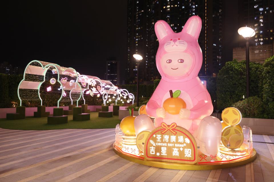 逾4米高粉紅小兔Tokee Pink「吉星高照幸運兔」，拿著大吉坐立於巨型的糖果盒上，寓意來年大吉大利兼祝願大家來年「常滿」。(官方圖片)