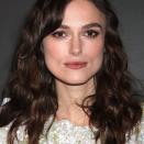 <p>Égérie Chanel, actrice de renom, Keira Knightley ne se laisse pas accrocher par les mailles de la normalité : ses sourcils sont épais, à peine affinés, et c’est parfait ainsi. Crédit : Getty </p>