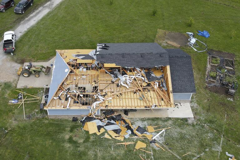 Daños en una casa después de una tormenta la noche anterior, el domingo 26 de mayo de 2024, en Pryor, Okla.