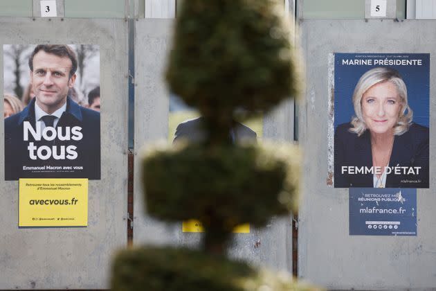 Carteles de Macron y Le Pen. (Photo: LUDOVIC MARIN VIA AFP)