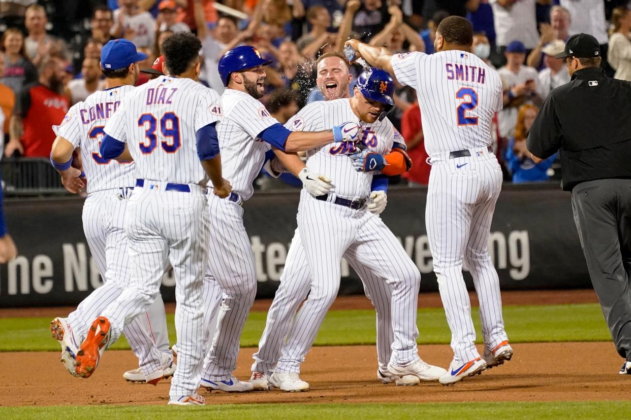 ROJOS-METS (AP)