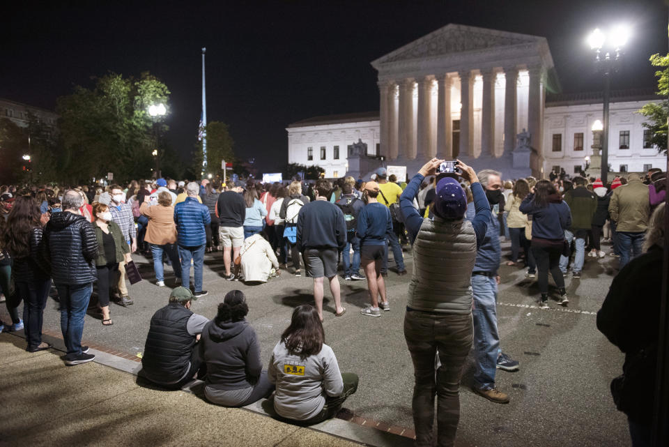 Personas se reúnen en la Corte Suprema para recordar a la fallecida juez Ruth Bader Ginsburg, el sábado 19 de septiembre de 2020 en Washington. (AP Foto/Cliff Owen)