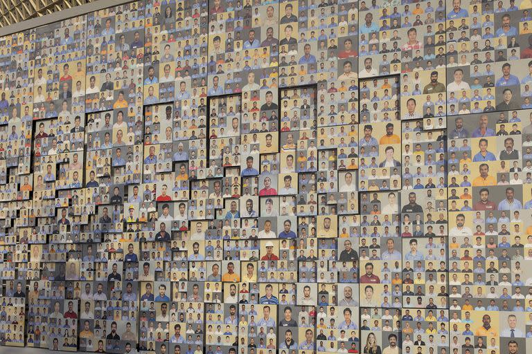 Un mural en el estadio de Lusail, en Qatar, con fotos de miles trabajadores que lo construyeron