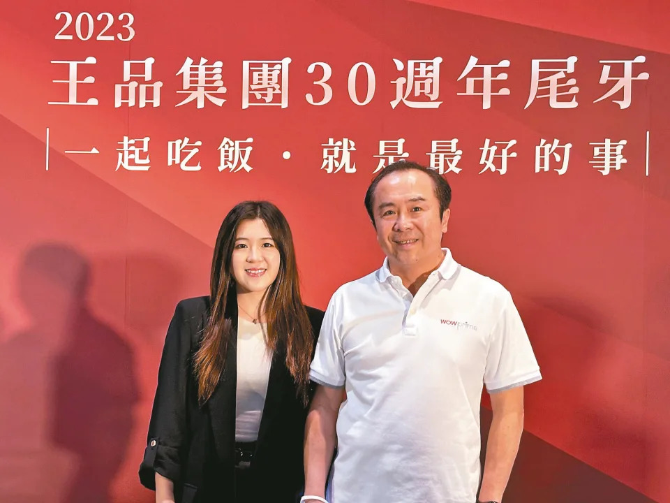 王品董事長陳正輝（右）昨天與女兒陳渝媃一起出席公司尾牙。