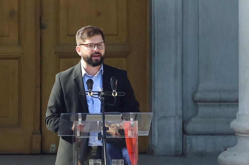 El presidente electo de Chile, Gabriel Boric, habla durante la presentación de su primer gabinete en Santiago, Chile