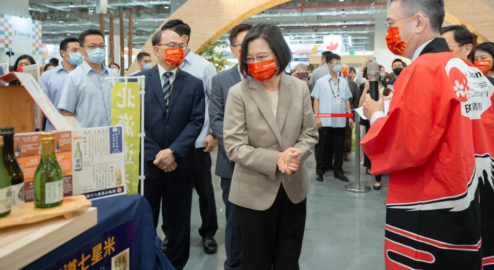 6月22日，總統蔡英文出席「台北國際食品展開幕典禮」，蔡英文聆聽日本攤位的介紹。