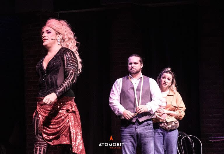 Fede Bal, junto a Germán Tripel y Sofía Pachano, en una escena de Kinky Boots, con dirección de Ricky Pashkus