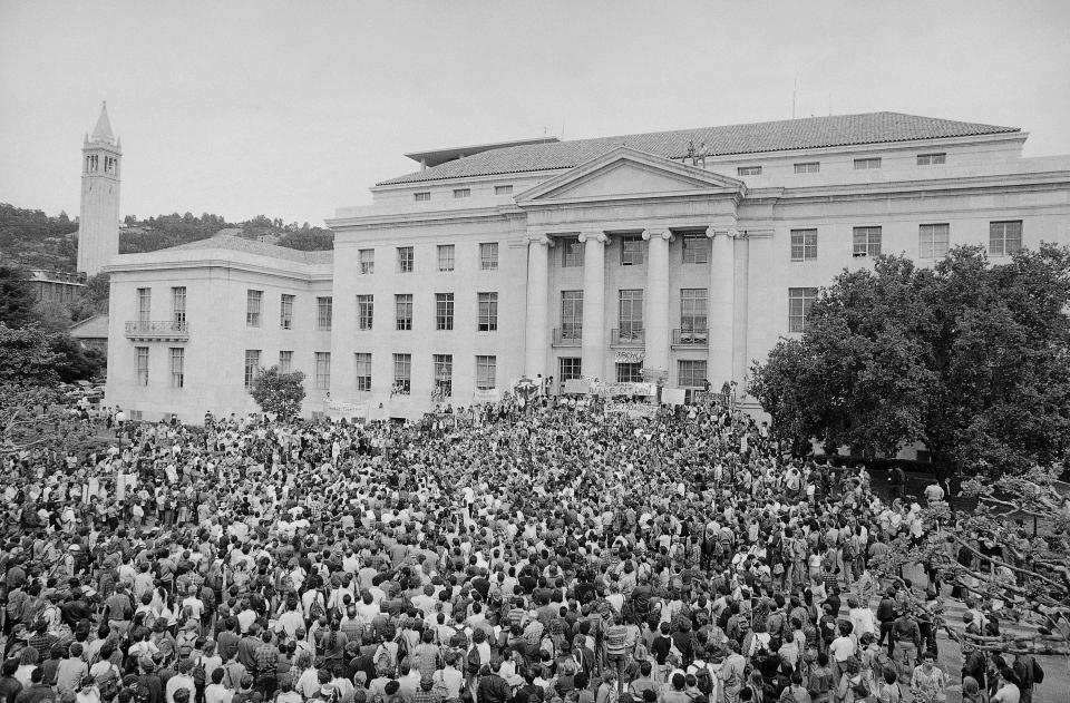 Several thousand students jam into Sproul Plaza on the University of California Berkeley campus