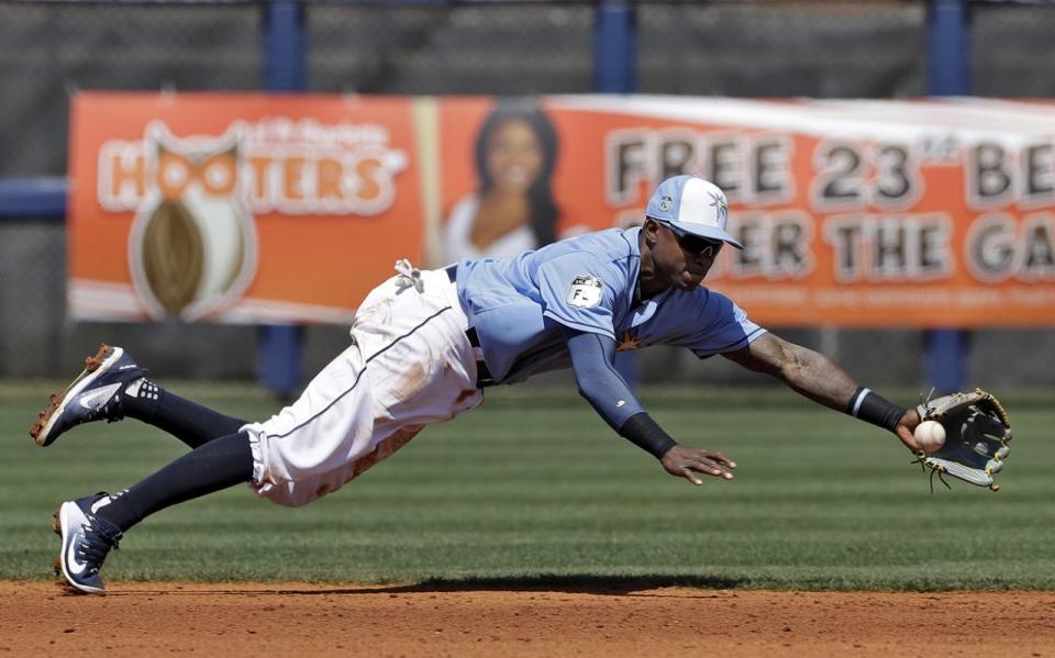 <p>Tim Beckham, Spieler der Baseballmannschaft Tampa Bay Rays, wirft sich während eines Spiels in Port Charlotte (Florida) auf den Boden, kann den Ball aber nicht mehr fangen. (Bild: Chris O’Meara/AP) </p>