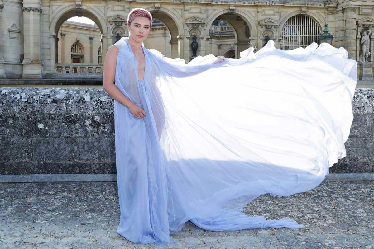 Florence Pugh Debuts Pink Buzz Cut in See-Through Gown at the Valentino ...